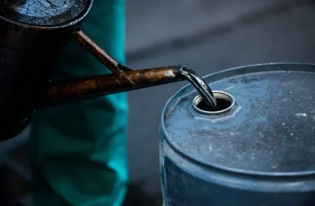 El petróleo llegó a US$104 por la crisis en el mar Rojo: qué significa para tu bolsillo