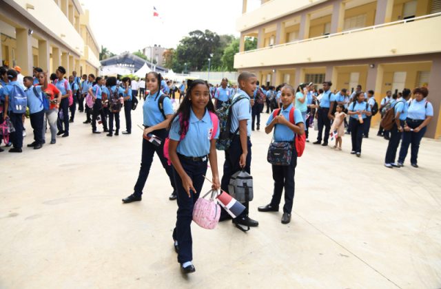 Regresan dos millones de estudiantes, pero faltan miles de aulas