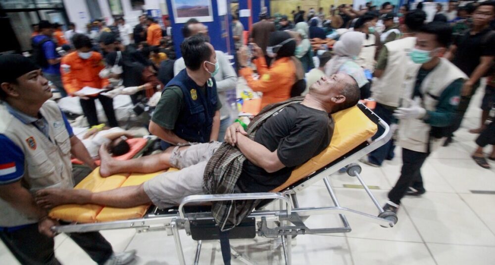 Naufragio en Indonesia deja 6 muertos y 130 desaparecidos: así avanza la búsqueda