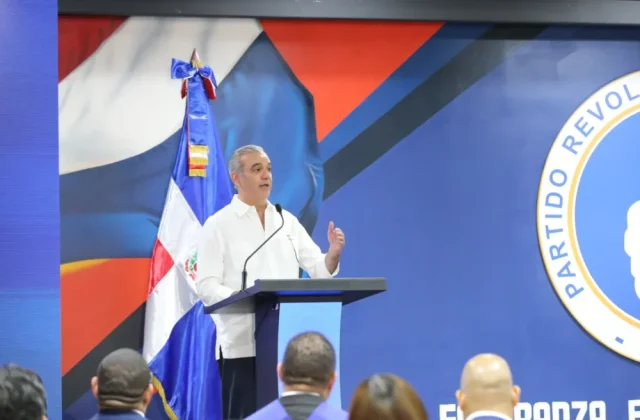 Abinader rechaza la renuncia de Manuel Conde y plantea convertir la escuela política del PRM en instituto